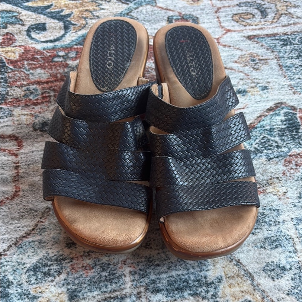 Alto Clothing Co. Navy wedge - Picture 1 of 4